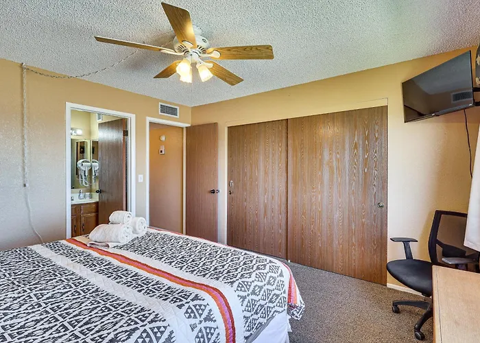 Poolside Fun, Havasu Views! Desert Getaway Ferienhaus
