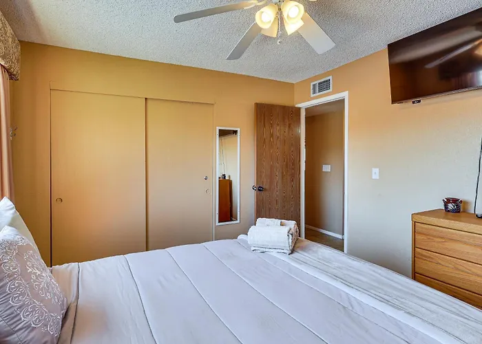 Poolside Fun, Havasu Views! Desert Getaway Ferienhaus
