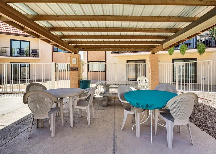 Poolside Fun, Havasu Views! Desert Getaway Ferienhaus